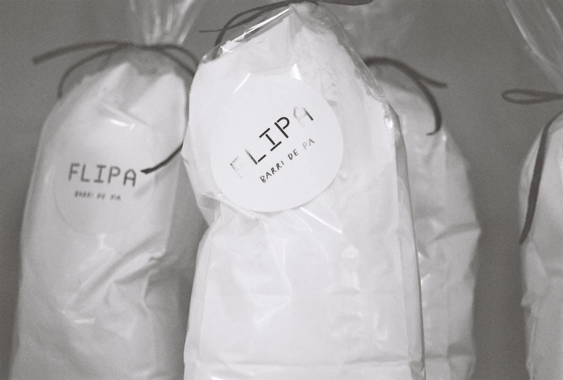 Ens flipa la farina. Som l'obrador del barri,
aquest lloc on l'olor de forn
et guia fins a la porta.